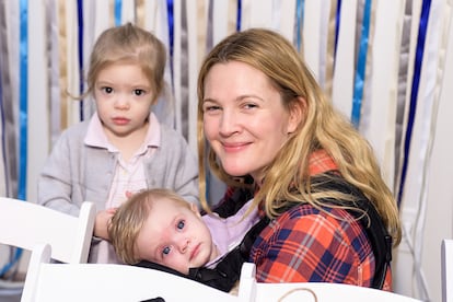 Drew Barrymore junto a sus dos hijas, Frankie y Olive, en una foto de 2014.
