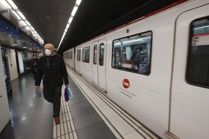 Un home es protegeix amb una mascareta al metro de Barcelona aquest divendres al matí.