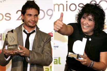 David Demaría y Rosana posan con los Premios Cadena Dial.