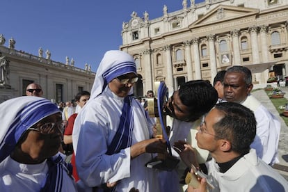 Varios sacerdotes besan los relicarios que contienen las reliquias de la Madre Teresa de Calcuta en la plaza de San Pedro.