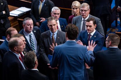 Matt Gaetz, representante del 1.° Distrito Congresional de Florida, conversa con algunos compañeros republicanos en el Capitolio de los Estados Unidos, en Washington.
