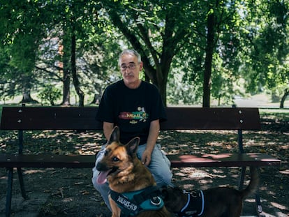 Maximino Novoa, votante indeciso, en el parque Barbaña, donde suele pasear con su perro.