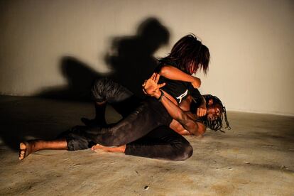 Robert Ssempijja y Daphne Tumwebaze bailan para el proyecto 'Shadowed' de Esther Mbabazi.