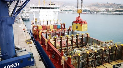 Carga de un buque con contenedores en el puerto de Almería.