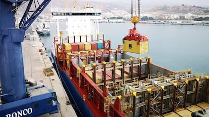 Carga de un buque con contenedores en el puerto de Almería. 