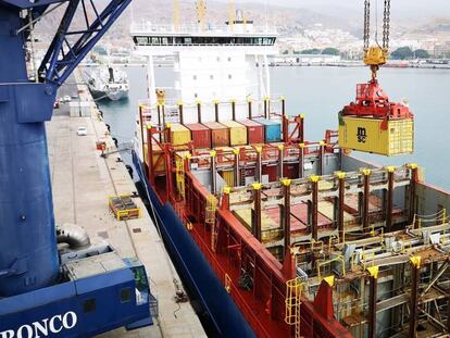 Carga de un buque con contenedores en el puerto de Almería. 