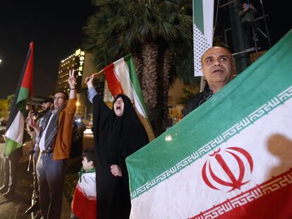 Unos iraníes celebraban el ataque contra Israel, este sábado por la noche en Teherán.