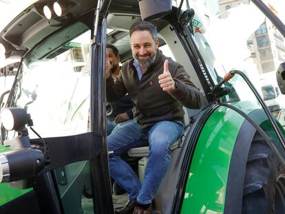 El líder de Vox, subido a un tractor, en una manifestación de agricultores en Murcia en febrero de 2022.