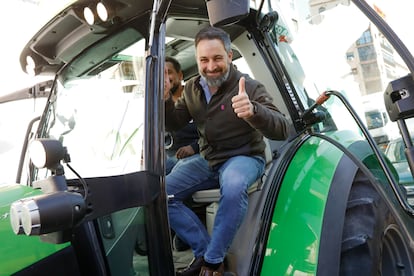 El presidente de Vox, Santiago Abascal, subido a un tractor durante una protesta de agricultores en Murcia.