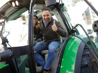 El presidente de Vox, Santiago Abascal, subido a un tractor durante una protesta de agricultores en Murcia.