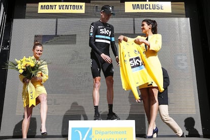 El ciclista británico Christopher Froome del Sky sube al podio para enfundarse el maillot amarillo del liderato tras la 12ª etapa del Tour de Francia, de 178km desde la ciudad de Montpellier hasta Mont Ventoux, en Francia.