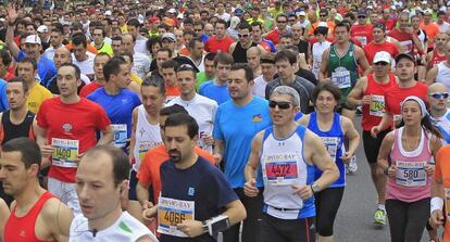 Corredores en la media maratón Vigo-Bay, celebrada ayer entre Samil y Baiona.