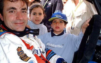 Carlos Sainz posa junto a sus hijos, Blanca y Carlos, durante la edición del año 2000 del rally de Cataluña. EFE