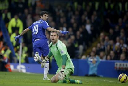 Diego Costa celebra su tanto ante la mirada de Ben Foster, el portero del West Brom.