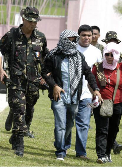 Andal Ampatuan, integrante de un poderoso clan, se entrega a la policía de Filipinas.