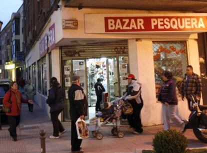 Varias personas caminan junto a un bazar regentado por ciudadanos chinos en Torrejón de Ardoz.