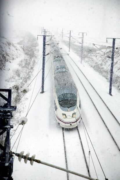 El temporal ha provocado retrasos en los trenes Barcelona-Madrid.
