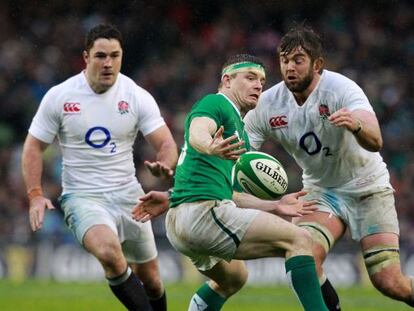 Brian O'Driscoll pierde el control del balón antes de ser placado por Geoff Parling y Bradley Barritt