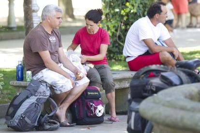 Turistas comiendo bocadillos en la Alameda de Santiago. 