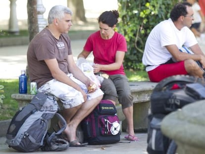 Turistas comiendo bocadillos en la Alameda de Santiago. 