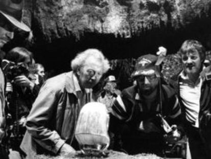 Douglas Slocombe (centro), en el rodaje de 'En busca del arca perdida'.