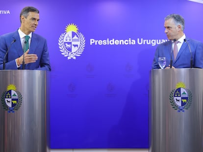 AME4547. MONTEVIDEO (URUGUAY), 22/07/2025.- El presidente del Gobierno de España, Pedro Sánchez (i), habla junto al presidente de Uruguay, Yamandú Orsi, en una rueda de prensa este martes, en Montevideo (Uruguay). Sánchez y Orsi rubricaron seis acuerdos vinculados a diversos temas como seguridad y lucha contra la delincuencia transnacional, desarrollo sostenible o igualdad de género. EFE/Gaston Britos