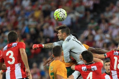 Herrer&iacute;n intenta despejar un bal&oacute;n de pu&ntilde;os.