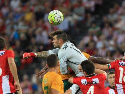 Herrer&iacute;n intenta despejar un bal&oacute;n de pu&ntilde;os.