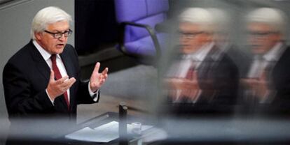 El líder de la oposición socialdemócrata, Frank-Walter Steinmeier, interviene en el Bundestag para replicar a la canciller, Angela Merkel.