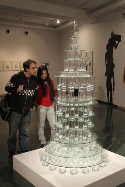 Dos jóvenes observan la obra <i>La custodia del cubata </i>en Córdoba.