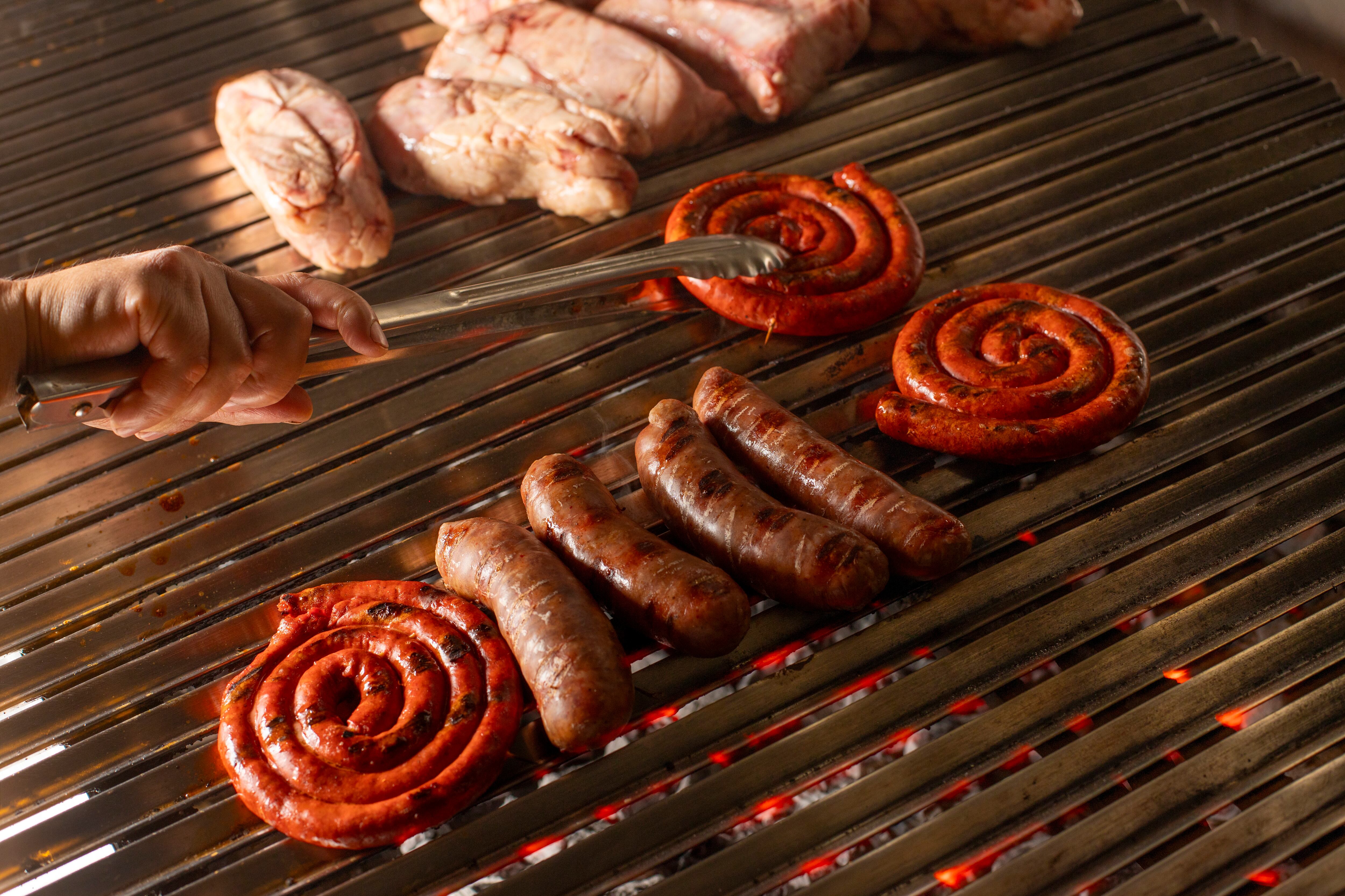 Chistorra y chorizo argentino en la parrilla del restaurante Piantao.