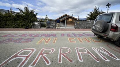 Pintadas contra el juez Llarena, cerca de la vivienda que tiene el magistrado en el municipio de Das.