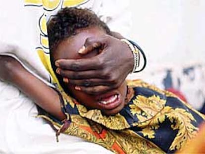 Una niña somalí de seis años en el instante de la ablación. Su hermana la agarra para evitar que se mueva.