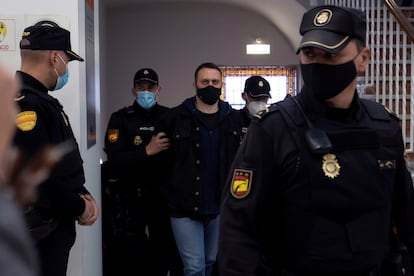 El criminal serbio Norbert Feher, 'Ígor el Ruso', es conducido escoltado y esposado a la sede de la Audiencia de Teruel este martes.