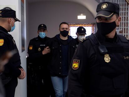 El criminal serbio Norbert Feher, 'Ígor el Ruso', es conducido escoltado y esposado a la sede de la Audiencia de Teruel este martes.