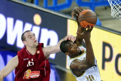 Ibaka pelea por el balón ante el Charleroi.