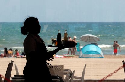 Una camarera, en un restaurante de la playa de la Malvarrosa en Valencia.