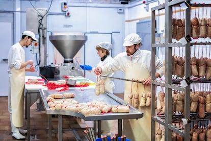 Varios trabajadores elaboran sobrasada en Can Company, fábrica de embutidos artesanales de Mallorca. 