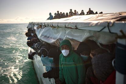 Un grupo de migrantes a bordo del 'Open Arms' mira hacia la costa el pasado lunes según se acercan a la costa de Sicilia.