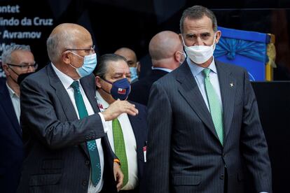 El rey Felipe VI conversa con el empresario, Juan Roig (i), a su llegada a la clausura de la asamblea general de la Asociación Valenciana de Empresarios (AVE).