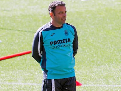 Javier Calleja, durante un entrenamiento del Villarreal el pasado mes de abril.