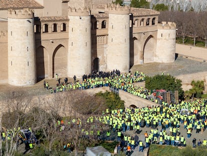 Los agricultores, bloqueando el acceso a las Cortes de Aragón.