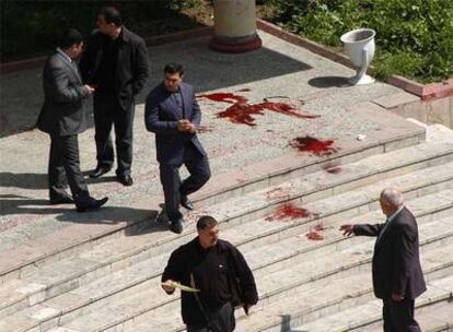 Agentes policiales rastrean la entrada de la universidad de Baku.