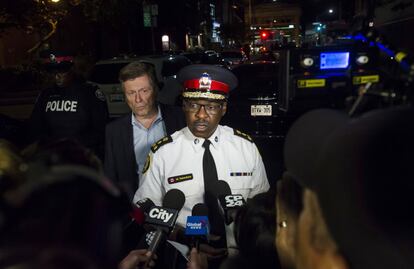 El jefe de policía Mark Saunders (c), y el alcalde de Toronto, John Tory (i), hablan con los medios tras el tiroteo masivo en Toronto.