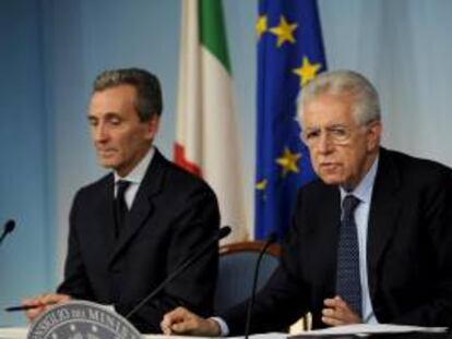 El primer ministro italiano, Mario Monti, y su ministro de Finanzas Vittorio Grilli (izda). EFE/Archivo