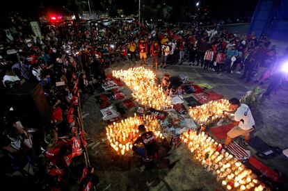 Un altar en Guadalajara de los aficionados del Atlas que piden por la recuperación de los heridos y justicia tras los actos de violencia.