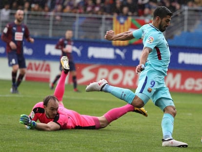 Suárez supera Dmitrovic.
