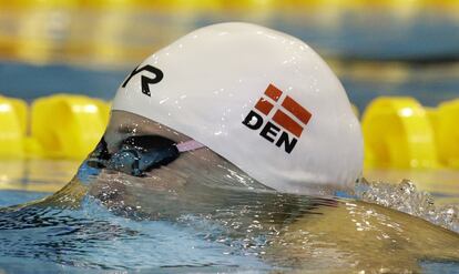 Rikke Moeller Pedersen, de Dinamarca, durante las semifinales de los 200m braza.