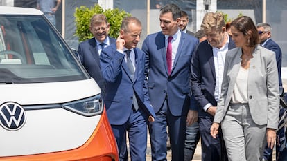 El presidente del Gobierno, Pedro Sánchez, y el entonces director ejecutivo de Volkswagen, Herbert Diess, durante la presentación del proyecto de gigafactoría de baterías de Volkswagen, el 5 de mayo en Sagunto.