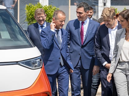 El presidente del Gobierno, Pedro Sánchez, y el entonces director ejecutivo de Volkswagen, Herbert Diess, durante la presentación del proyecto de gigafactoría de baterías de Volkswagen, el 5 de mayo en Sagunto.